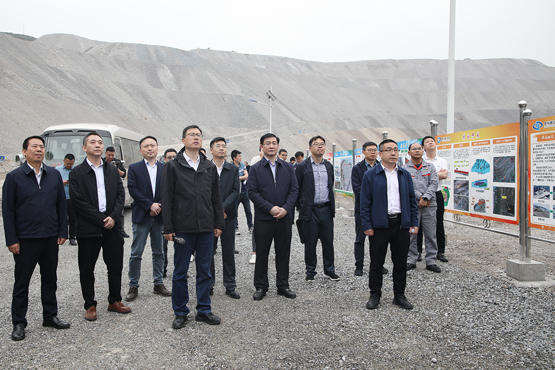 博士服务团在福泉市道坪镇穿岩洞调研调研中,博士服务团一行对福泉市