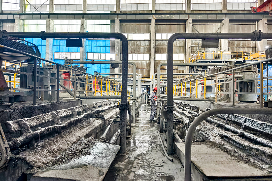 走进位于福泉市道坪镇的瓮福磷矿新龙坝选矿厂车间,隆隆声响下的机械