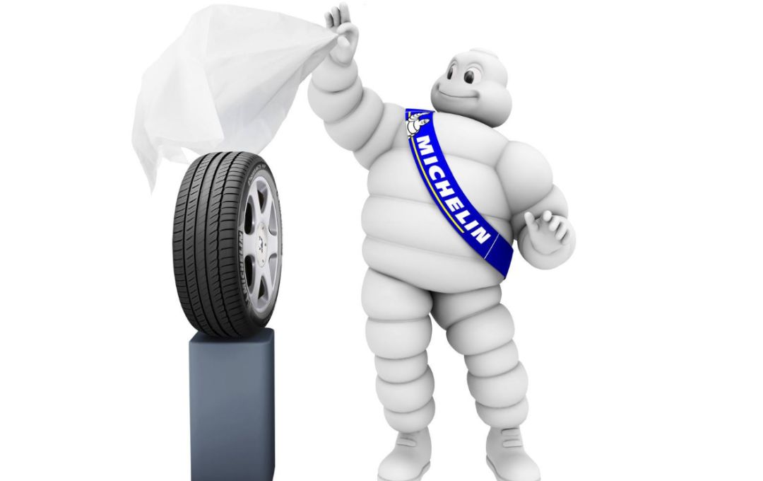 "michelin"在我国多被译为"米其林",由轮胎堆叠而成的白色卡通形象常