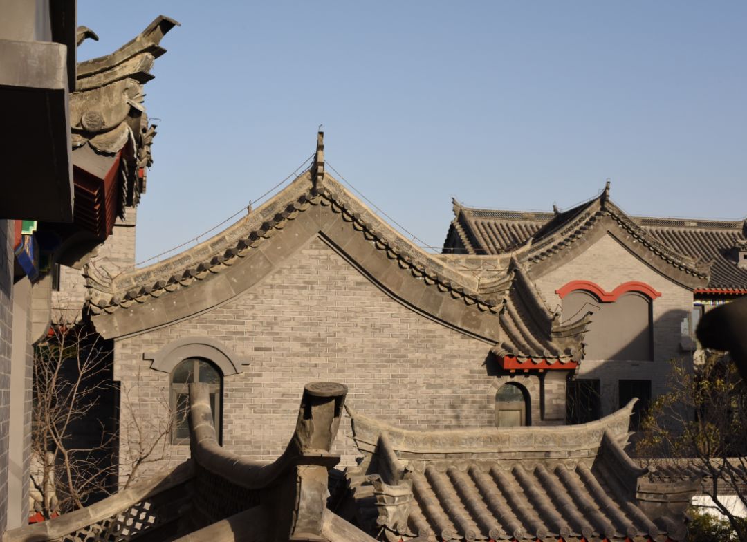 河洛古城却在追寻传统中式建筑之美,并以中式的四合院向传统建筑文化