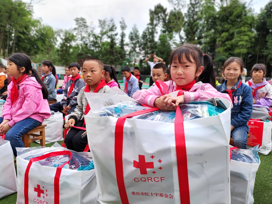 2022年六一儿童节，重庆市红十字基金会在部分远郊区县开展“渝爱同行公益项目”，为困境儿童发放爱心礼包。.png