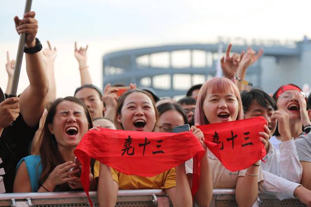 賭鬼18:40-19:20賭鬼樂隊總是會帶來最純正的搖滾樂現場鼓手關錚帶傷