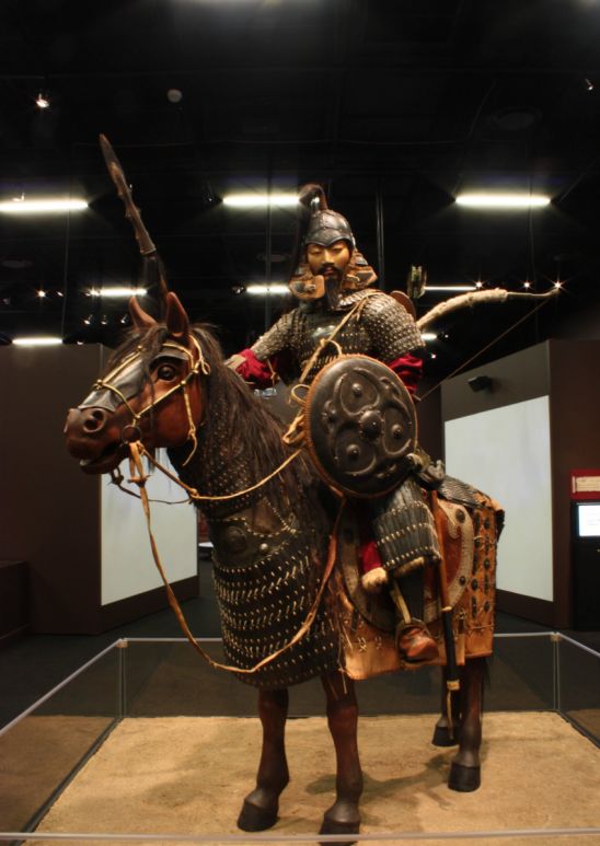 左边它靠马右边马靠它_怯薛军_左看马靠它右看它靠马打一字