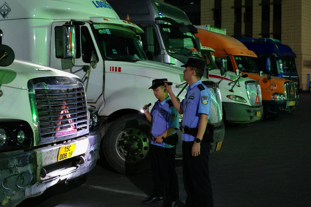 麻栗坡县公安局船头派出所民警检查入境冷链车辆（拍摄者：麻栗坡县公安局船头派出所辅警 王韬）.jpg
