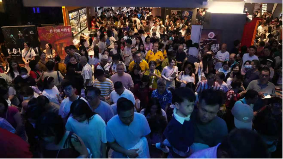 马来西亚观众陆续进入电影院。摄影：郭宏达