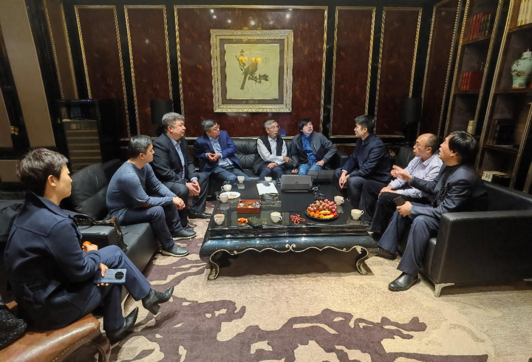 同方信创业务集团总经理张伟先生,龙芯中科副总裁张戈先生等人,与中国