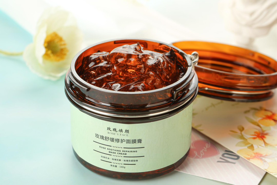 |曝光！90后小伙在湖北出名了！把鲜花当面膜敷，皮肤白嫩得让女生受不了！