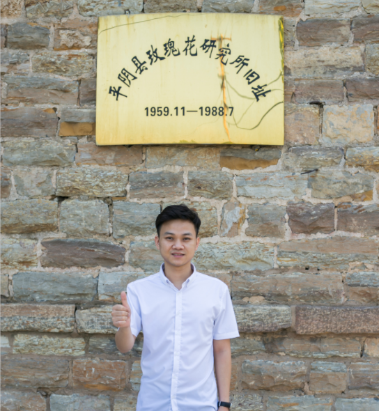 |曝光！90后小伙在湖北出名了！把鲜花当面膜敷，皮肤白嫩得让女生受不了！