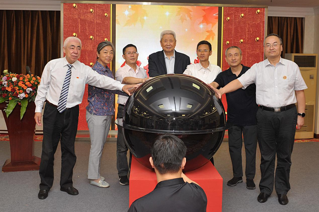 到会的红枫学堂17名主讲教师正式颁发了聘书于建伟理事长在致辞中强调