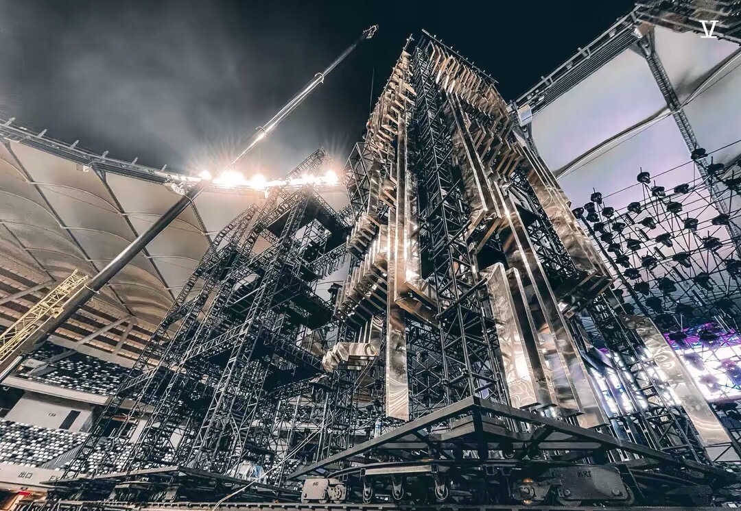 张杰演唱会突发意外!升降台故障失重坠落,手受伤鲜血直流仍坚持表演_