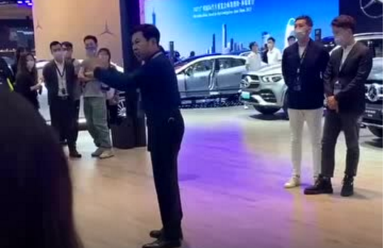 奔馳被斥沒有底線；曹德旺100億建大學(xué)；豐田召回24萬(wàn)；兩家車企被處罰；坦克500油車天花板；的圖1