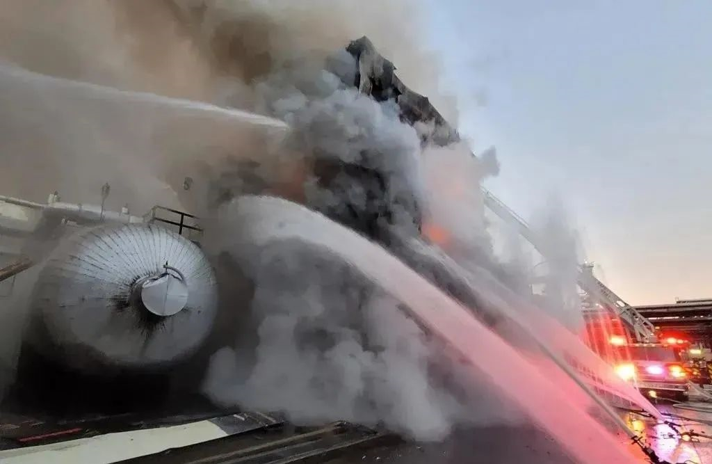 特斯拉右輪飛出；儲能站起火；小米造車擴容；國內(nèi)鋰加快開發(fā)；汽車充電爆燃；連續(xù)7年第一；吉利投資芯片的圖1