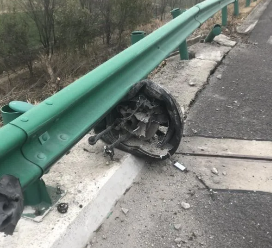 特斯拉右輪飛出；儲能站起火；小米造車擴容；國內(nèi)鋰加快開發(fā)；汽車充電爆燃；連續(xù)7年第一；吉利投資芯片的圖2
