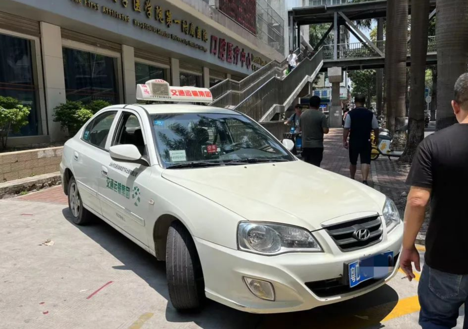 昨天中午,一辆出租车违停在东厦长平路口旁的人行步道上,执勤民警发现