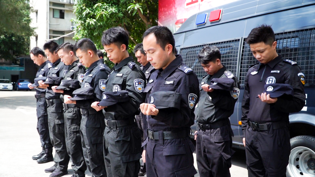 广大民警辅警精神受到了极大触动,纷纷表示要学习黎伟标同志忠诚为民