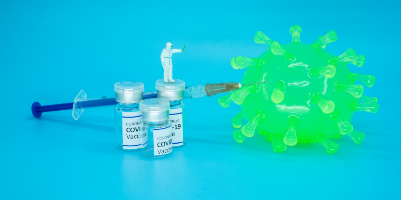 新冠“通用疫苗”开发掀起热潮，有望对抗多种突变 | 悦读全球