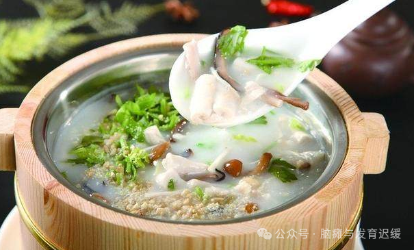 第一个脑瘫食疗方是牛骨髓粥,要准备牛骨髓油,黑芝麻,糯米,桂花卤