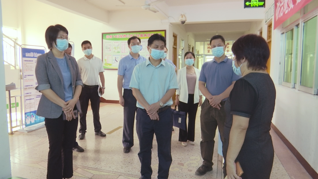 张伟杰一行先后到三圳镇蕉华卫生院,福北村人大代表联络站,详细了解