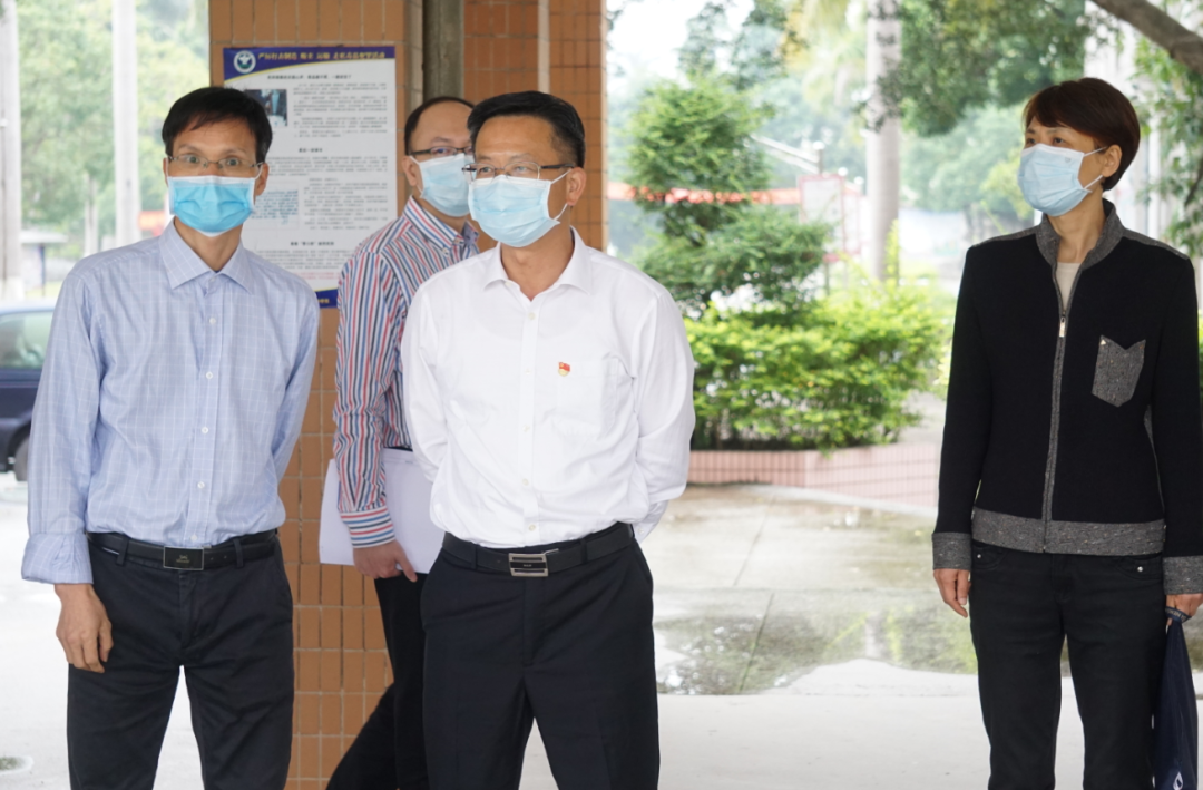 市领导陈伟成,吉喆来到开平八中,查看学校食堂,校园门口体温检测,课室