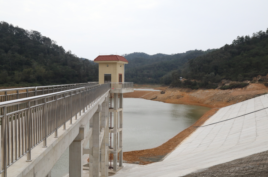 更鼓楼水库位于苍城镇潭碧村委会,兴建于1993年,总库容123万立方米,是