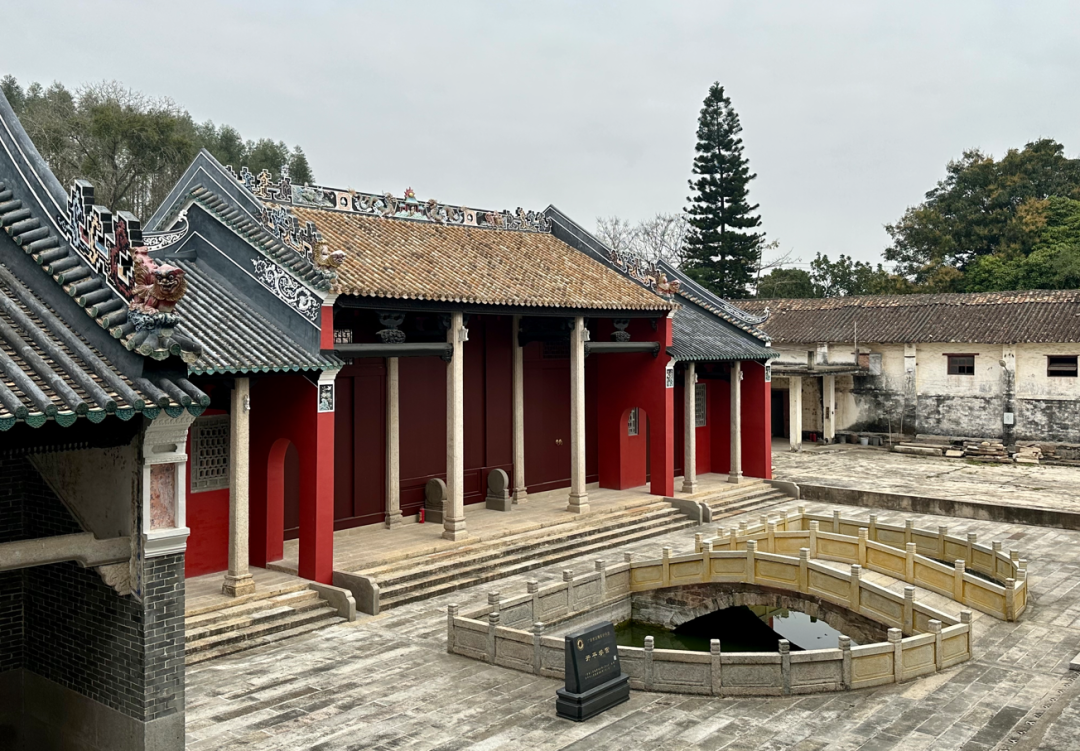 对现有的建筑进行加固修建,包括石拱桥,戟门,苍城义学,五进建筑,功德