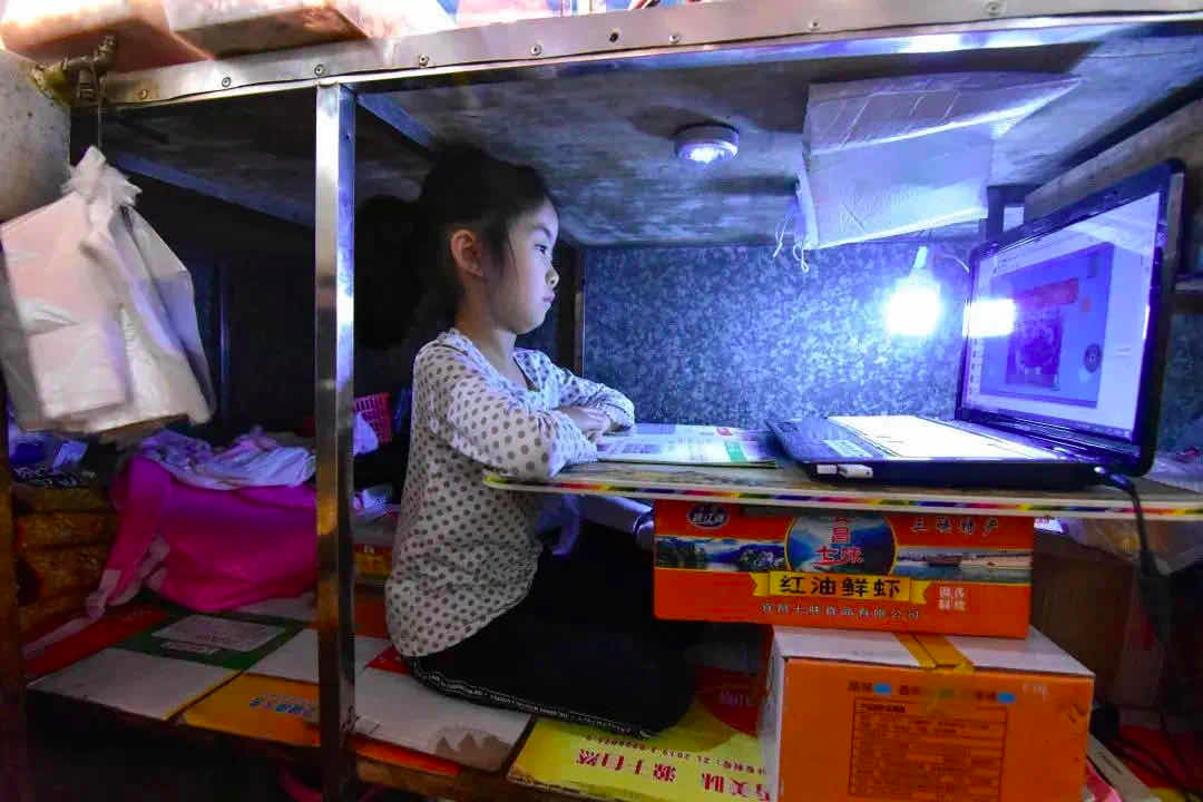 躲在菜市場讀書的7歲女孩走紅：這樣的父母，一看就能養出自信的孩子 親子 第1張