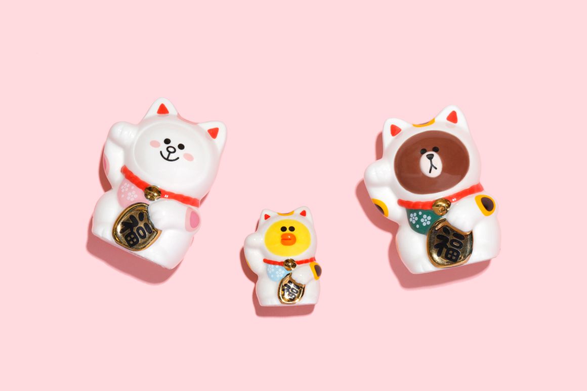 他家的招财猫在细节上还经得起观摩,连背后的铃铛带子也绑得很好看