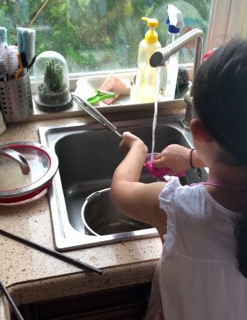 「我4歲，我已經不是小孩子，可以幫爸爸媽媽洗碗啦！」 看看這些孩子有多棒！ 親子 第10張