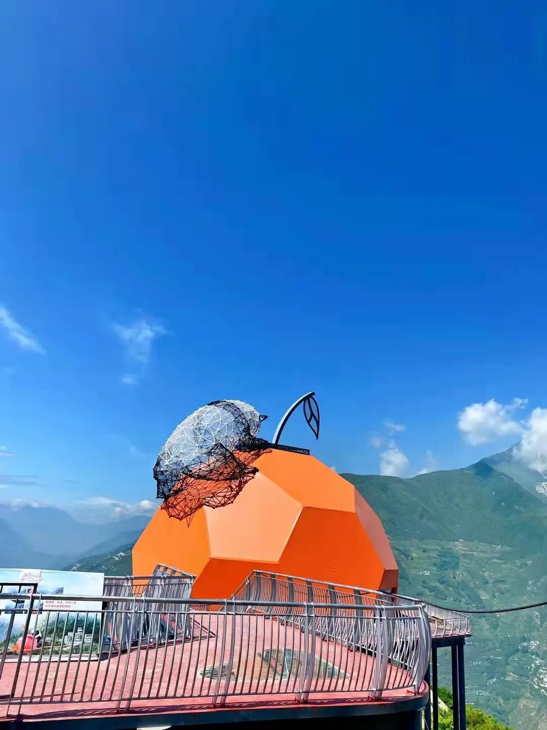 阿尔沟阿尔沟离都市最近的"生态秘境"这里高山环抱常年云雾缠绕,风景