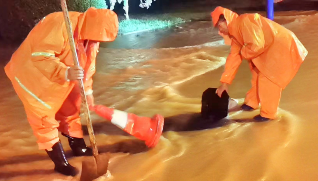 现场图宜昌多地受暴雨侵袭幸亏他们
