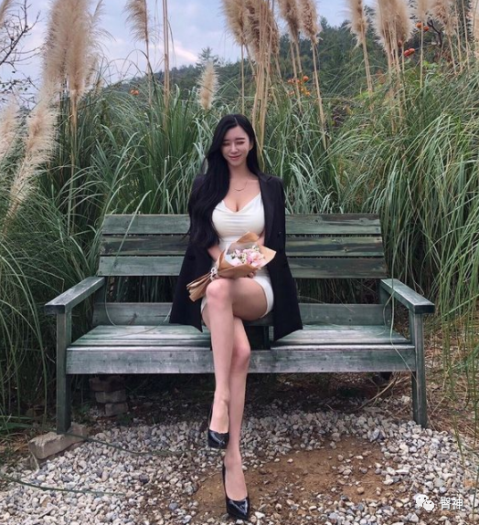 【美女】“真人版海贼女帝”爆红网络，极品S型身材超越人类极限....（组图） - 22