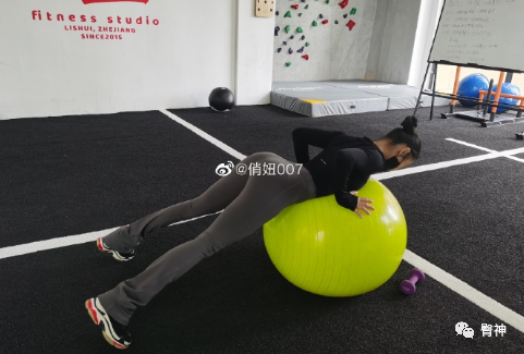 【美女】浙江辣妹挑战“全球腰最细的女人”，这身材完胜啊（组图） - 32