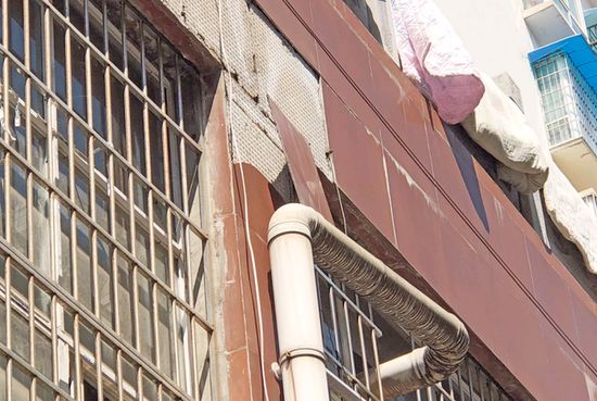 【资讯】外墙瓷砖卡在排水管上 欲掉不掉隐患大(图1)