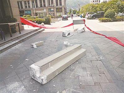 【资讯】“花岗岩”竟贴在泡沫上 温州一小区外墙脱落引质疑(图1)