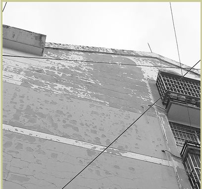 【新闻】楼房“外衣”脱落 拉低城市“颜值”(图1)