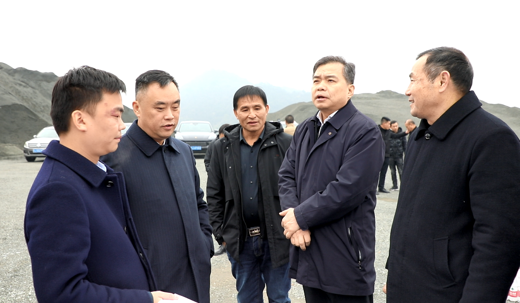 温治明一行首先来到长平乡辉绿岩调研点,考察当地矿山采石区域,详细