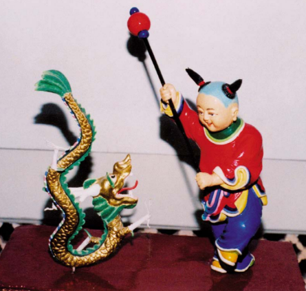 传承下来的杨氏家族泥彩塑,如今已到第七代了.传统泥彩塑,三分塑、七分彩,讲究形神兼备.酿泥是塑形的基础,选取当地黏性强...