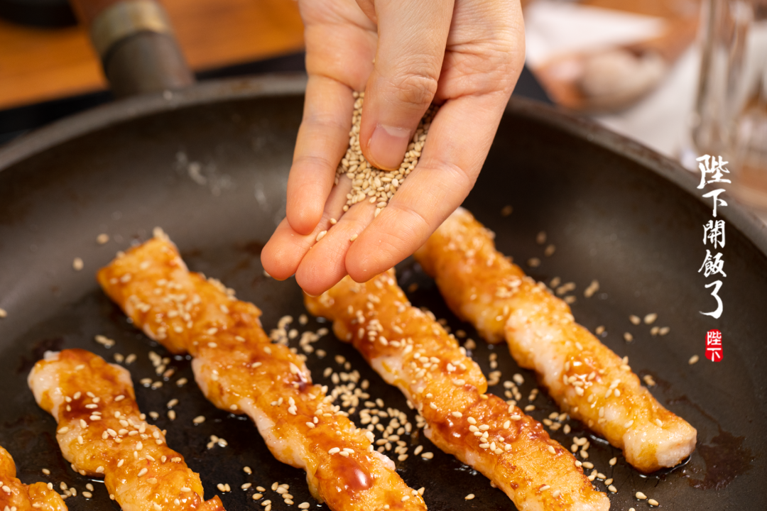 外面卖的叫铁板虾滑,咱自己在家做一个平底锅就能搞定!