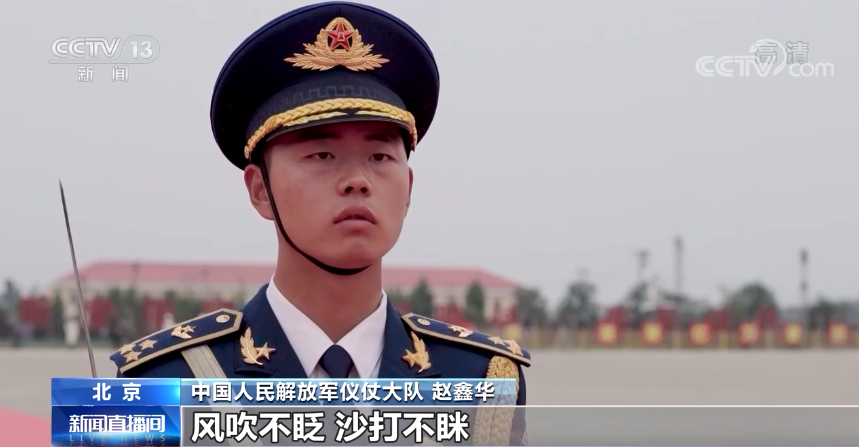 "正在进行负重训练的是仪仗队中三个军种的分队长为了训练举刀高度和