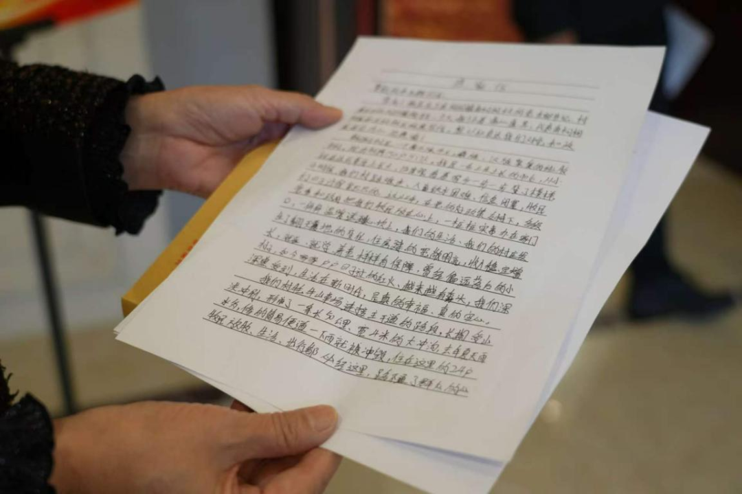 3月6日，代表向记者展示青海省海西州乌兰县柯柯镇南柯柯村党支部书记、村委会主任阿力腾傲齐尔的来信。人民网 马可欣摄