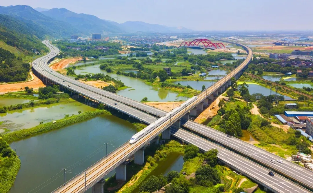 4月份,广佛肇高速公路广州石井至肇庆大旺段三期正式通车,该高速的