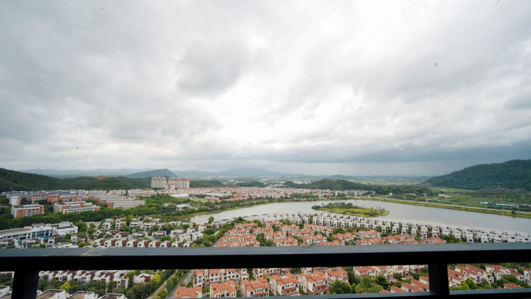 (▲肇庆珀丽湾样板房实景图)3-2栋园景洋房,南北对流,户型布局方正