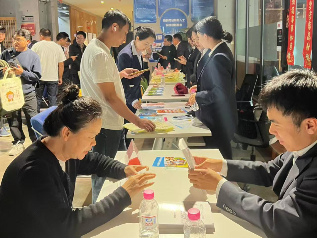 22、2025年11月18日，在临沧市双创中心举办临沧市“金融暖青企”创新创业交流洽谈活动（摄影：龚建国）.png
