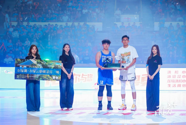 粤BA赛中送礼环节，东莞送出石碣电竞三件套产品。