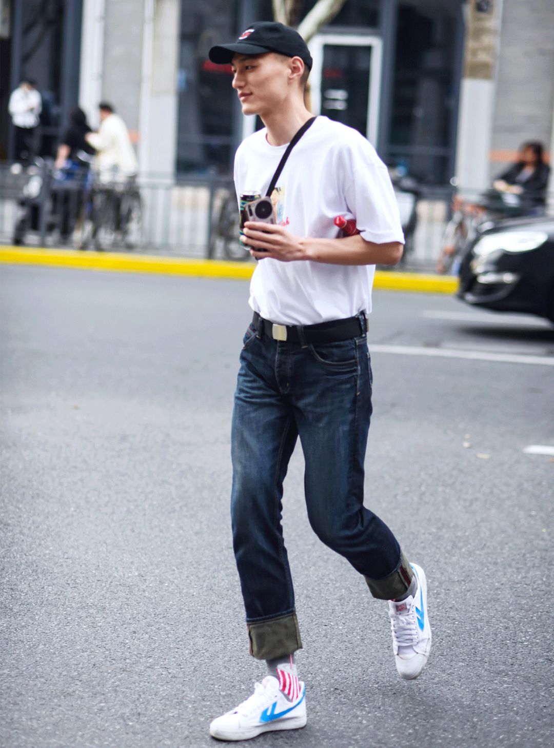 不过最吸引我的还是这位寸头小哥,虽然他穿得很出彩,但其实以他的颜值