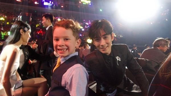 和雷蛇合照，整夜赚一百万，这个用假笑眼神包刷爆贴文的8岁女孩，为什么还有人可怜他？(图5)