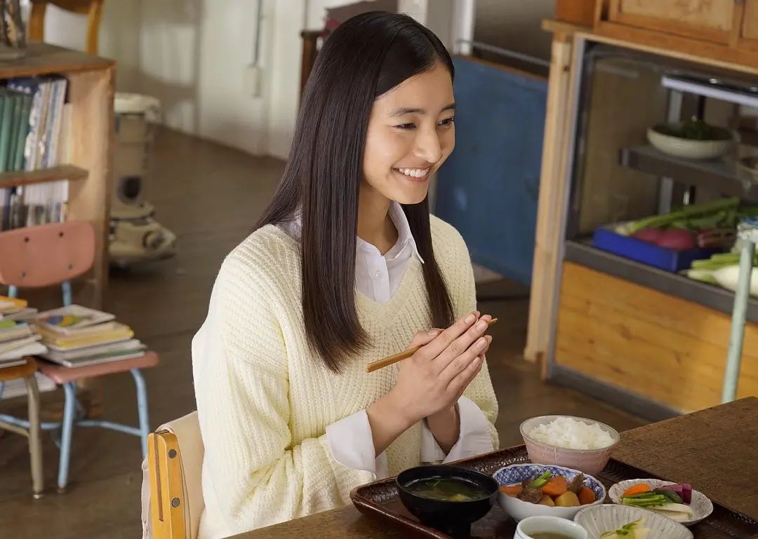 「笑著吃飯的情侶，建議直接結婚」 情感 第9張