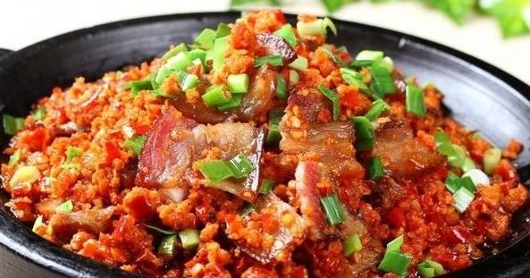 土家腊肉炒榨广椒,咸香扑鼻.▲香肠,麻辣咸鲜.▲格子肉,软糯可口.
