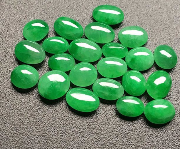 有人说翡翠戒面这么小，一定是翡翠中最便宜的吧？真是这样的吗？