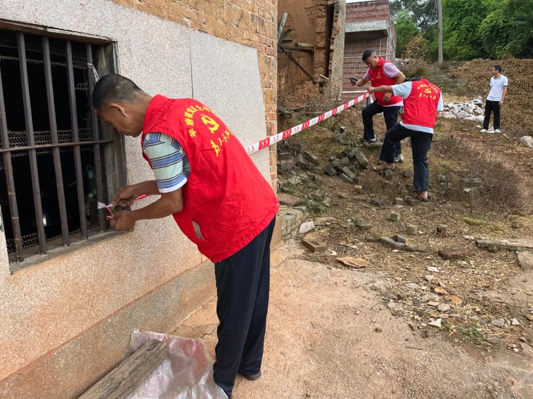 罗定市加大巡查检查力度，落实监测责任人，做细做足预防措施，及时消除各类风险隐患。